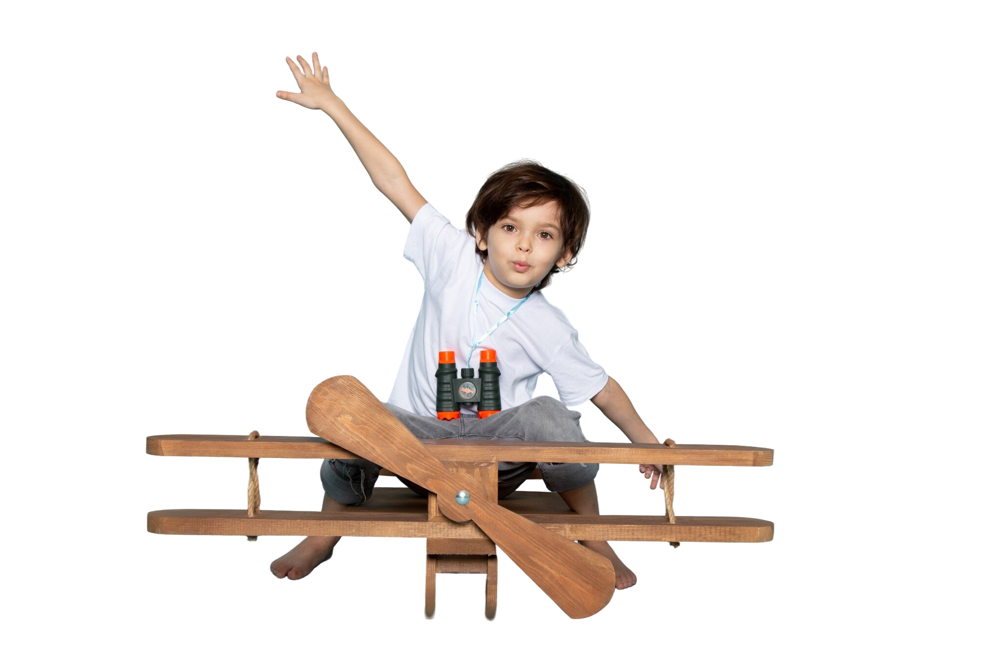 Garçon jouant sur un avion en bois — jouets sélectionnés et notés par 123Jouets