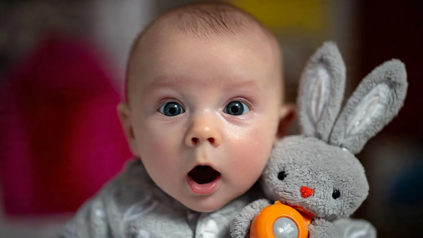 Bébé réagissant à un hochet sonore