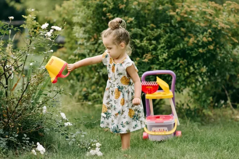jouets extérieur enfant de 3 à 5 ans dans le jardin