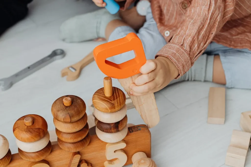 Jeune enfant concentré avec des jeux d'apprentissage Montessori sensoriels