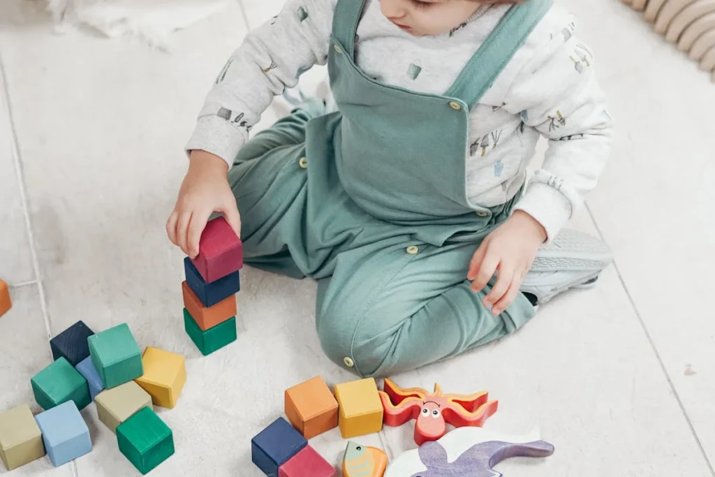 Enfant souriant et heureux jouant avec des jouets éducatifs Montessori