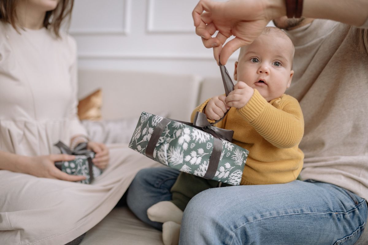 Sélection de cadeaux naissance garçon : tapis d'éveil, doudou et coffret personnalisé