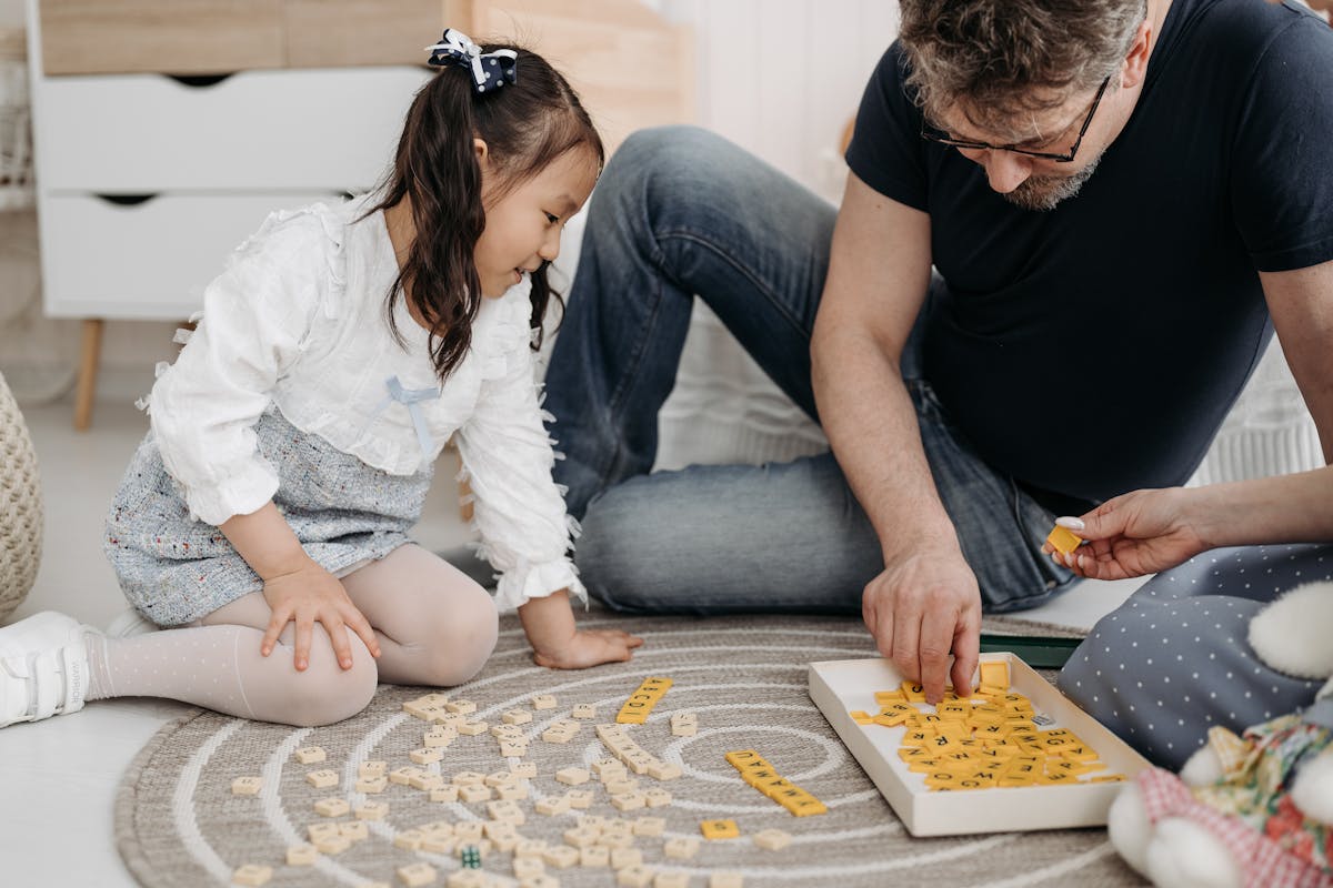 fillette de 5 ans jouant à un jeu de société éducatif