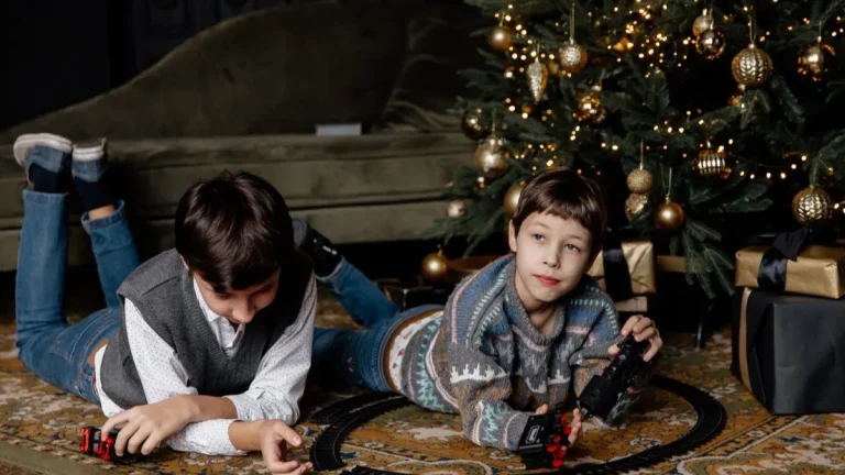 Cadeaux de Noël au pied du sapin