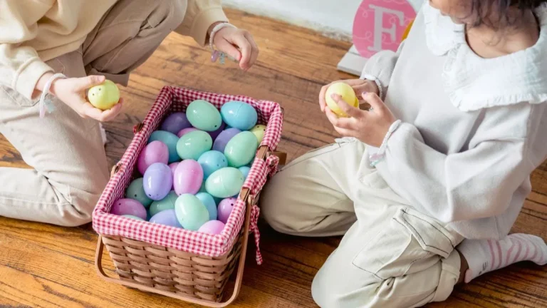 Œufs de Pâques colorés dans un panier