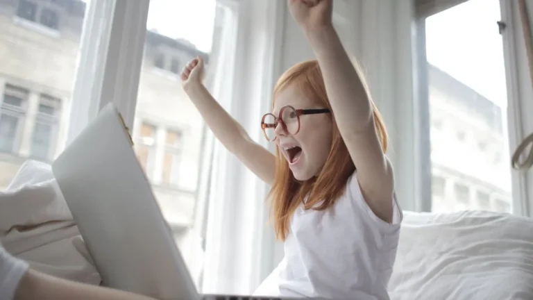 Enfant heureux fêtant une réussite